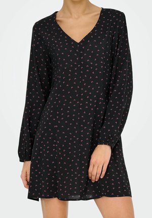 Czarna sukienka z długimi rękawami i dekoltem w serek, ozdobiona różowym wzorem kwiatowym. Lekka tkanina o luźnym kroju.