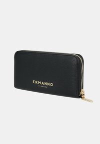 Portafoglio nero in pelle con texture, chiusura a zip e cerniera dorata con logo "ERMANNO FIRENZE" in lettere dorate sulla parte anteriore.