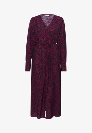 Robe longue à décolleté en V avec un motif zèbre rose et noir. Elle possède des manches longues, une ceinture à la taille et une silhouette fluide avec une fente.