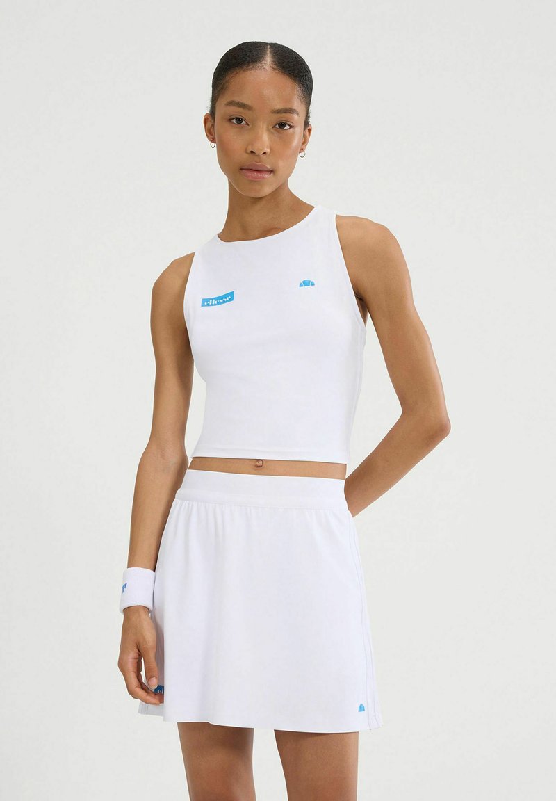 Biały sportowy zestaw crop top i spódnicy z niebieskimi detalami. Gładki materiał; top bez rękawów, spódnica z elastyczną talią.