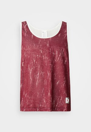 Débardeur en mesh rouge avec un motif légèrement décoloré et usé. Présente une bordure blanche le long de l'encolure et des emmanchures, ainsi qu'une petite étiquette de logo en bas.