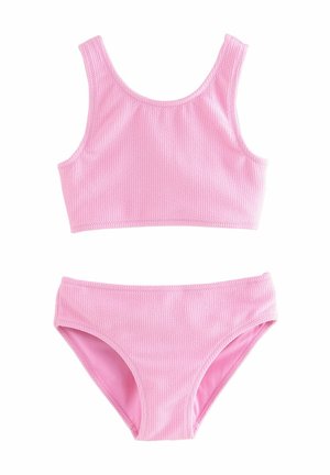 Ensemble de bikini deux pièces rose en tissu texturé. Le haut présente un design sans manches, et le bas est de coupe classique avec un intérieur lisse.