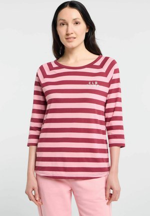 Baumwoll-T-Shirt mit drei Viertel-Ärmeln, mit maroonfarbenen und hellrosa horizontalen Streifen sowie einem kleinen gestickten Logo auf der Brust.