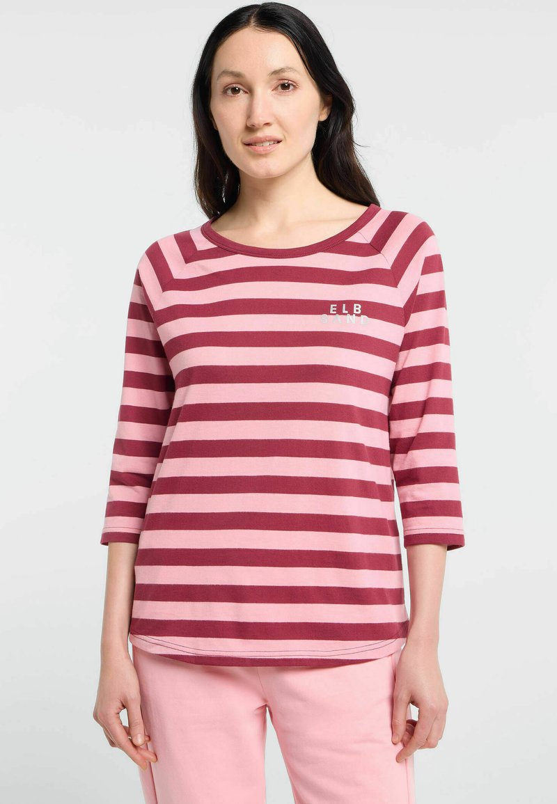 Baumwoll-T-Shirt mit drei Viertel-Ärmeln, mit maroonfarbenen und hellrosa horizontalen Streifen sowie einem kleinen gestickten Logo auf der Brust.