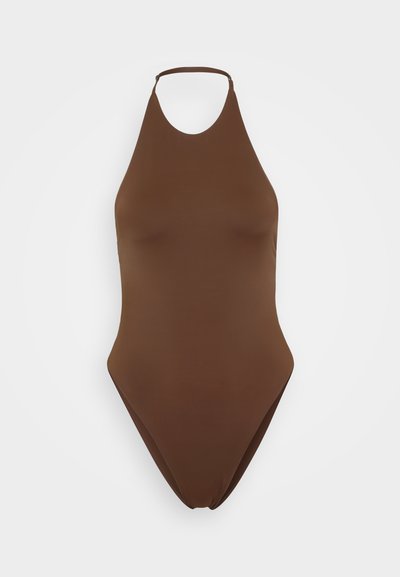 Maillot de bain une pièce marron avec un col haut, des bretelles halter et une couverture arrière minimale. Texture lisse, design ajusté avec des jambes à découpe haute.