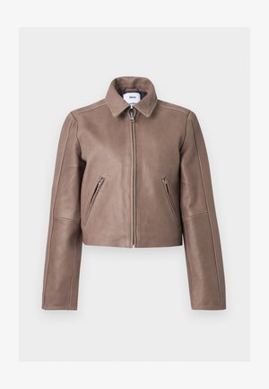 Bruine leren jas met ritssluiting aan de voorkant, twee schuine ritssluitingzakken, gestructureerde kraag en lange mouwen, plat getoond tegen een witte achtergrond.