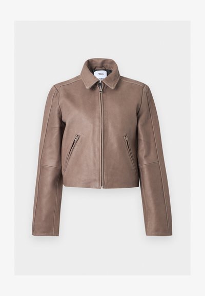 Καφέ δερμάτινο μπουφάν με μπροστινό φερμουάρ, δύο λοξά τσεπες με φερμουάρ, δομημένο γιακά και μακριά μανίκια, εμφανίζεται επίπεδο σε λευκό φόντο.