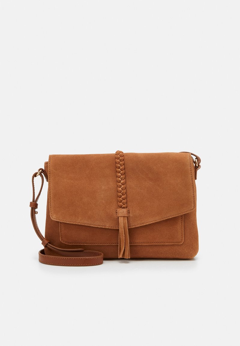 Borsa a tracolla in suede marrone con dettaglio a frangia intrecciata e tracolla in pelle regolabile su uno sfondo bianco semplice.