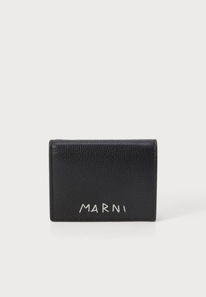 Mustmust nahkrahakott struktureeritud pinnaga, esiküljel valge "MARNI" logo. Voltitud disain, kompaktne kuju ja puhtad servad.