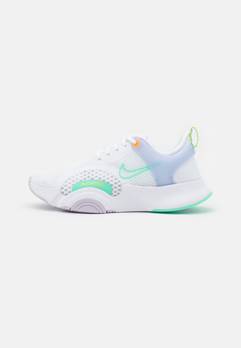 Sneaker Nike SuperRep bianco e verde menta con tomaia in rete, supporto per il tallone imbottito e accenti traslucidi visti di profilo laterale.