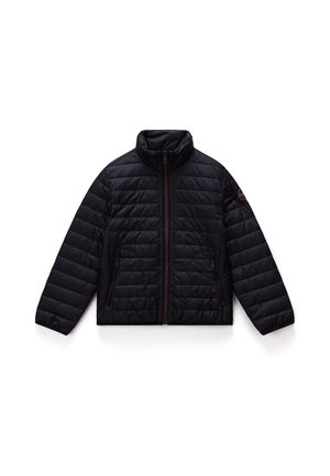 Veste isolée noire avec fermeture éclair sur le devant, col montant et design rembourré. Comprend deux poches zippées et des zips contrastants orange.
