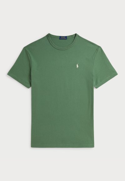 Πράσινο βαμβακερό T-shirt με στρογγυλή λαιμόκοψη και κοντά μανίκια. Διαθέτει ένα μικρό κεντημένο λογότυπο σε λευκό στο αριστερό στήθος.
