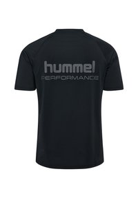 Zwart sportshirt met korte mouwen met "hummel PERFORMANCE" in grote grijze letters gedrukt over de bovenrug.