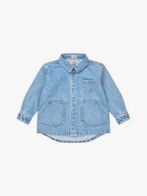 Jachetă de denim albastru deschis cu mâneci lungi, închidere frontală cu nasturi, un buzunar la piept și două buzunare mari în față.