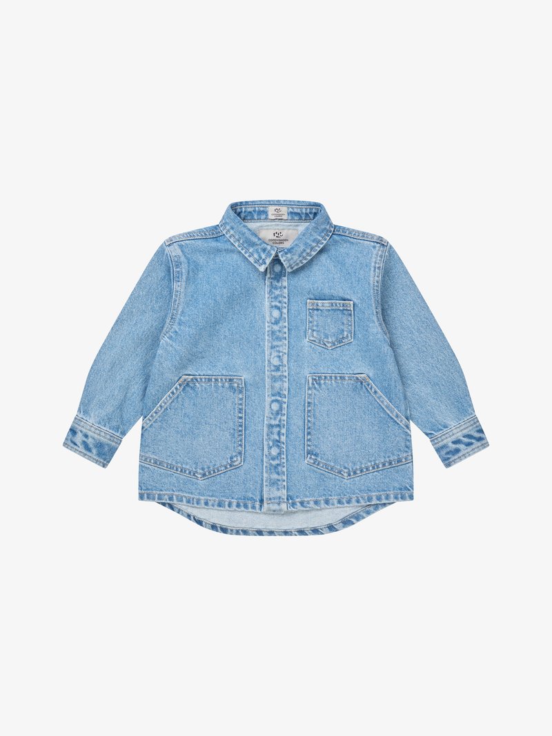 Φωτεινό γαλάζιο τζιν μπουφάν με μακριά μανίκια, κλείσιμο με κουμπιά στο μπροστινό μέρος, μία τσέπη στο στήθος και δύο μεγάλες τσέπες μπροστά.