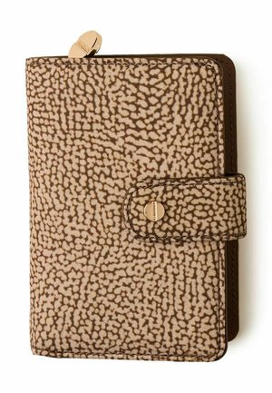 Portefeuille avec motif texturé beige et marron, fermoir doré et fermeture pression sur fond blanc.