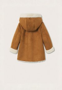 Brun, fuskmocka kappa med huva, som har ett mjukt, vitt pälsfoder på huvan och ärmarna. Enkel, rak skärning.