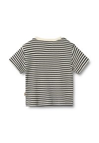 T-shirt à manches courtes noir et blanc rayé avec une texture côtelée, un col rond et une petite étiquette sur le côté. Le design présente des rayures horizontales.