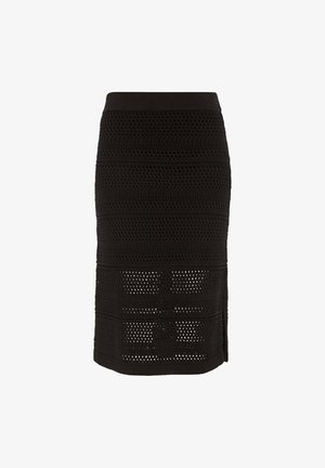 Melna adīta zīmula svārku jaka ar rakstainu tekstūru, kas sastāv no maiņojošām cietām un atvērtām auduma daļām, un ar sānu šķēlumu papildu detaļai.