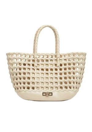 Borsa tote beige intrecciata con motivo a rete aperta, due manici intrecciati, base solida e piccolo dettaglio di fermaglio metallico sul davanti.