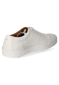 Weiße Ledersneaker mit einer strukturierten Gummisohle, runder Zehenpartie, Schnürverschluss und minimalistischem Design. Besitzt ein kontrastierendes Innenfutter.