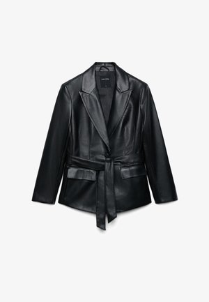 Blazer donna in ecopelle nero con collo a rever, maniche lunghe, due tasche con pattina e cintura abbinata in vita.
