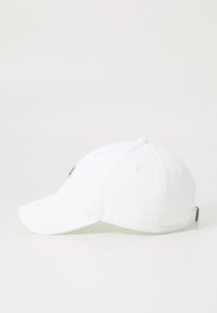 Λευκό βαμβακερό καπέλο μπέιζμπολ με καμπυλωτό γείσο, ραμμένα αεραγωγά και ρυθμιζόμενο λουρί στο πίσω μέρος με ασημένιο μεταλλικό κούμπωμα.