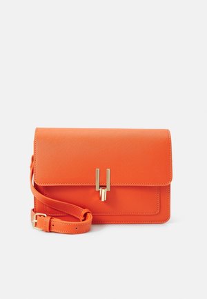 Sac bandoulière rectangulaire orange vif avec rabat, fermeture à boucle dorée et sangle réglable, présenté sur fond blanc uni.