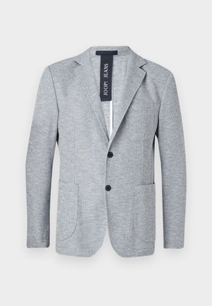 Lys grå blazer med strukturert stoff, vanlig krage, to frontlommer og to svarte knapper. Merket leser "JOOP! JEANS."
