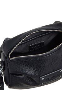 Borsa in pelle nera con zip, caratterizzata da un esterno testurizzato e un interno spazioso. Include un'etichetta all'interno e una tracolla staccabile.