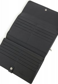Portafoglio in pelle nera con finitura testurizzata, dotato di più scomparti per carte e chiusura a pressione. L'interno mostra un design di organizzazione pratico.