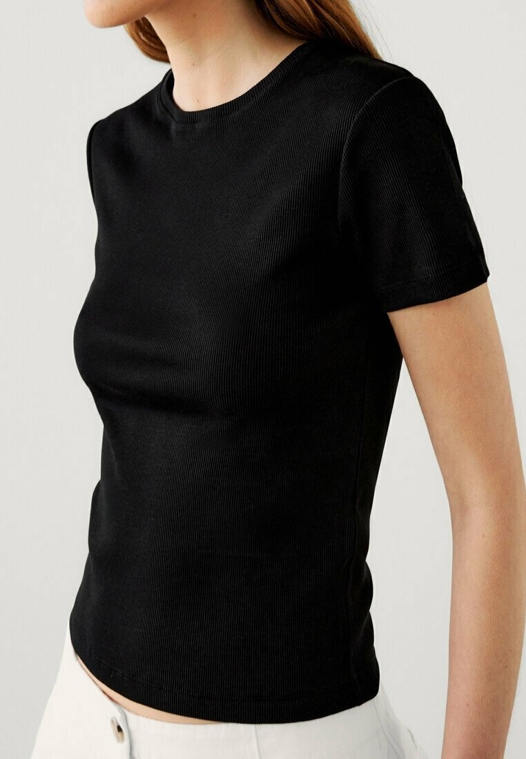 T-shirt nera a maniche corte con scollo rotondo e design aderente, realizzata in tessuto elasticizzato, caratterizzata da una texture liscia.