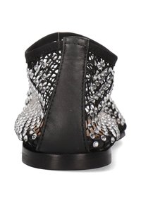 Scarpa piatta nera con un design in rete decorata con strass trasparenti. Retro liscio con finitura in pelle nera solida, punta tonda e suola piatta.