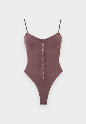 Bodi bez rukava s rebrastim uzorkom u prigušenoj mauve boji s tankim trakama i zatvaračem s gumbima sprijeda u sredini.