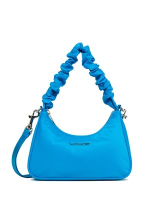 Sac à main en nylon bleu avec une bandoulière souple et froncée. Dispose d'un logo argenté et d'une fermeture éclair, accentué par un design épuré.