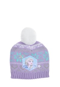 Lila gebreide muts met een witte pompon, voorzien van een hexagonaal label met een karakterontwerp, sneeuwvlokken en metalen accenten.