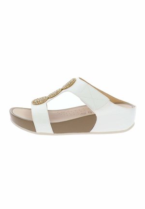 Sandale compensée blanche à bout ouvert avec semelle beige, deux accents ovales décoratifs or et strass sur des larges brides, et semelle intérieure rembourrée.