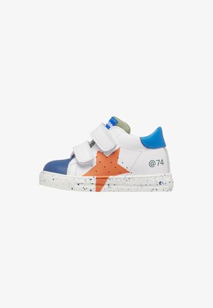 Scarpa da ginnastica bianca per bambino piccolo con puntale e tallone blu, due cinturini in velcro bianchi, stella arancione sul lato, suola screziata e "@74" stampato sul tallone.