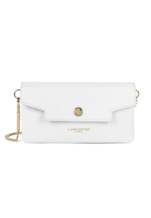 Pochette en cuir blanc Lancaster Paris avec bandoulière chaîne en or et fermeture ronde en or sur le rabat avant.