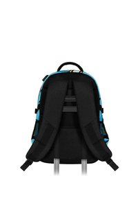 Mochila negra y azul con correas de hombro ajustables y acolchadas, y un respaldo de malla. Cuenta con un asa en la parte superior y un diseño aerodinámico.