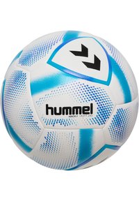 En hvid fodbold med blå accenter og et geometrisk design. Har en tekstureret overflade med et fremtrædende sort logo og detaljer.