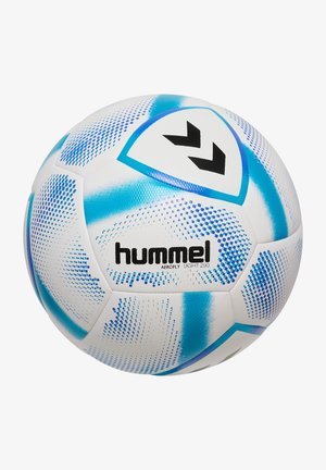 Ein weißer Fußball mit blauen Akzenten und einem geometrischen Design. Verfügt über eine strukturierte Oberfläche mit einem auffälligen schwarzen Logo und Details.