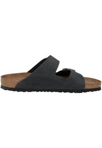 Sandalo nero slip-on con suola in sughero, dotato di una fascia larga e di una fibbia regolabile. Fondo in gomma testurizzata per una migliore aderenza.