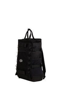 Zaino in tessuto nero con design strutturato, caratterizzato da un pannello laterale in rete, spallacci regolabili e una toppa con logo sulla parte anteriore.