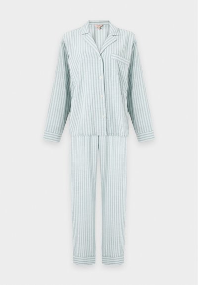 Haut de pyjama à manches longues boutonné à rayures verticales vert clair et blanc avec col et poche poitrine, et pantalon long assorti.