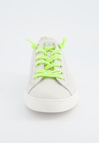 Weiße Ledersneaker mit leuchtend neongrünen Schnürsenkeln. Verfügt über eine abgerundete Zehenpartie und eine strukturierte Sohle mit einem schlichten Design und minimalen Details.