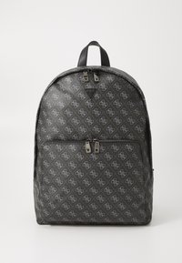 Sac à dos en simili cuir noir avec un motif logo gris sur toute la surface, doté d'une poignée supérieure, de fermetures éclair et d'un emblème de marque en forme de triangle.
