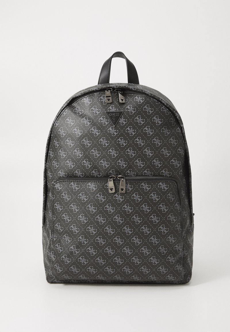 Sac à dos en simili cuir noir avec un motif logo gris sur toute la surface, doté d'une poignée supérieure, de fermetures éclair et d'un emblème de marque en forme de triangle.