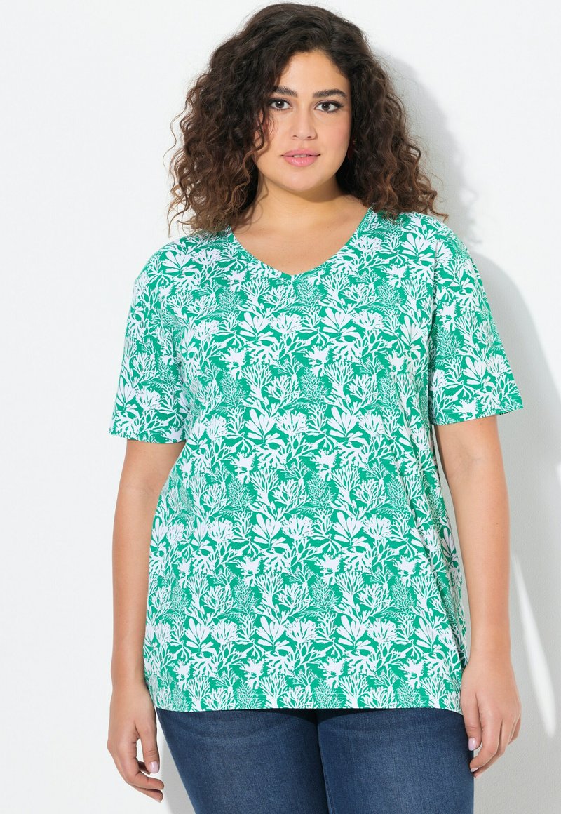 Zelený top s V-výstřihem a krátkými rukávy, zdobený bílým botanickým vzorem. Materiál je lehký s hebkou texturou, navržený pro volný střih.