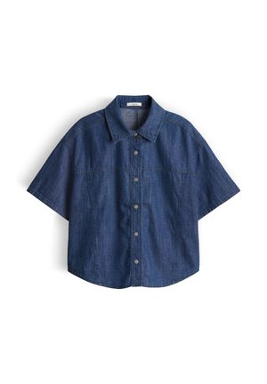 Donkerblauw denim shirt met korte mouwen, voorste drukknopen en een puntige kraag, plat gelegd op een witte achtergrond.